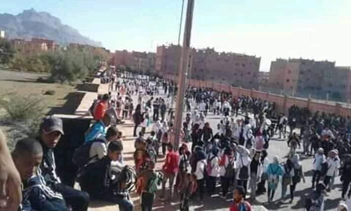 تلاميذ في مواجهة الأمن بالحجارة