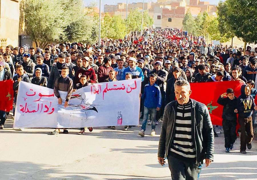 معتقلو جرادة وعائلاتهم يحتجون بقاعة المحاكمة