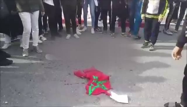 تلاميذ الرباط يحرقون راية المغرب أمام البرلمان (فيديو)