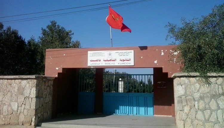 مثير.. مدير مدرسة يعنف أستاذا متعاقدا رَفض إدخال تلميذة أهانته
