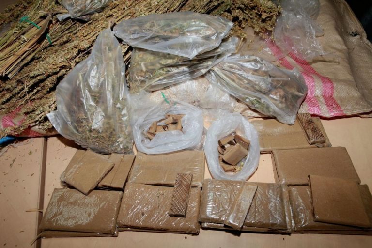 درك تطوان يسقط سيارة محملة بكمية كبيرة من المخدرات