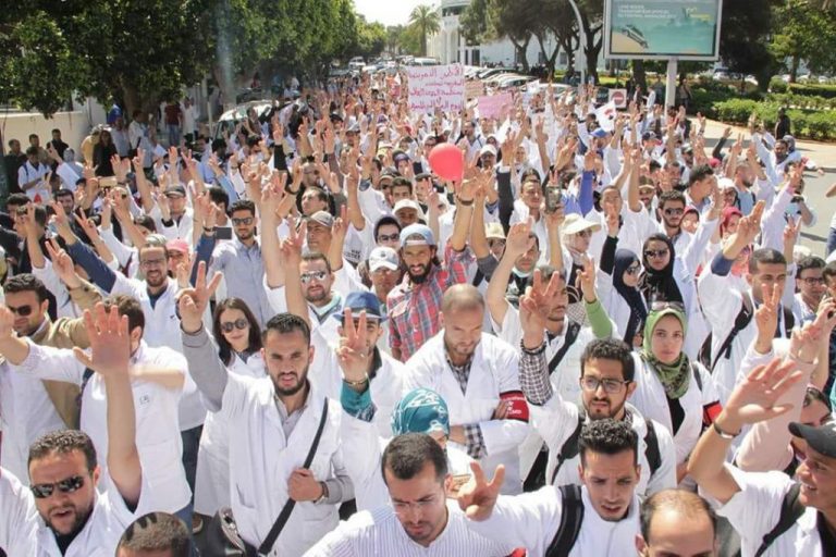 ممرضون يقتحمون مندوبية الصحة بوجدة (فيديو)