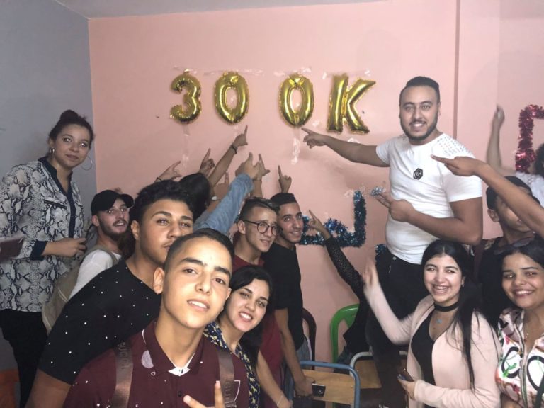 مثير ..”الأستاذ المعجزة ”يمنح 4 ملايين سنتيم لتلميذ تشجيعا له (فيديو)