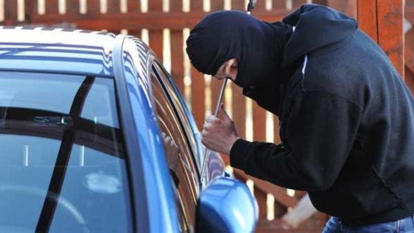 بطريقة هوليودية ..عصابة تسطو على سيارة فاخرة تابعة لوزارة المالية