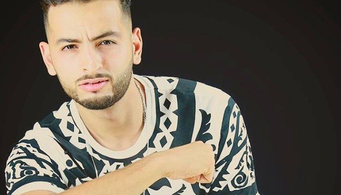 فيديو لأب ضبط ابنتيه مع المغني “أمينوكس” يكتسح الفيسبوك