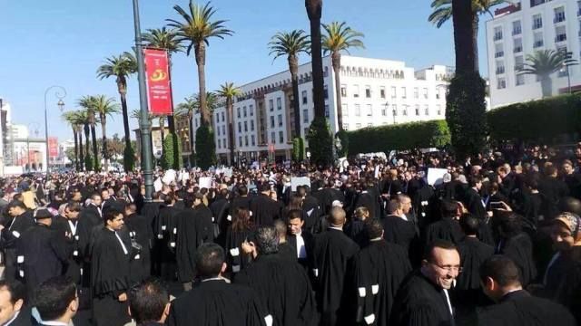 مُحامو بني ملال يَـلِجون المحاكم بعْد بُـلوغهم “المَناعة الجَماعية”