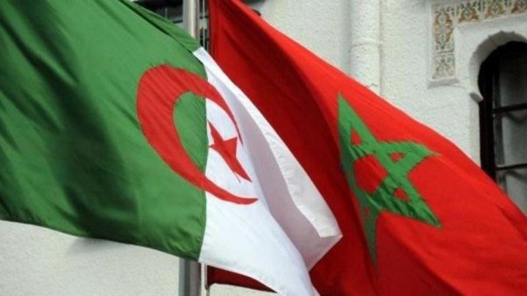 غريب..شاطئ يتقاسمه المغرب والجزائر نصفه مكتظ بالمصطافين والآخر فارغ (صورة)