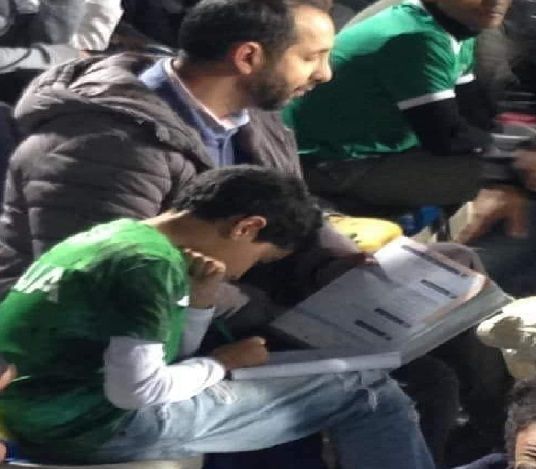 صورة لمشجع رجاوي يراجع الدروس مع ابنه في الكورفا تجتاح الفايسبوك