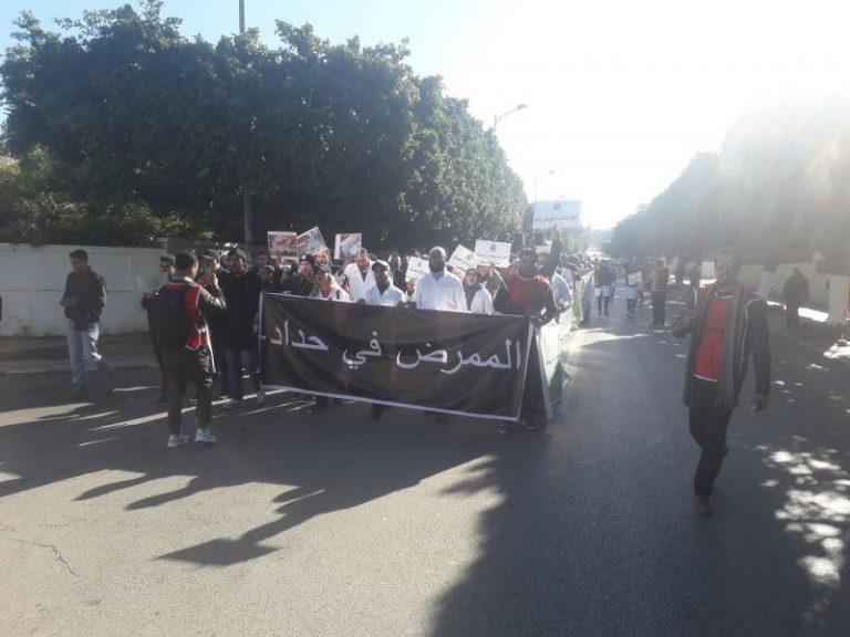 الممرضون يصعدون ضد الدكالي بمسيرة حاشدة بالرباط (صور+فيديو)
