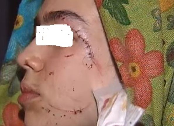 شخص يشرمل زوجته بطريقة وحشية (فيديو)