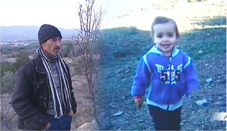 الجمهور الناظوري ينعي الطفلة إخلاص ويرفع صورها وسط الملعب (صورة)
