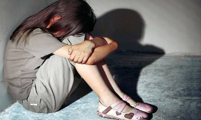 صادم.. أب يبيع طفلته لـ “مغتصب” مقابل 5 دولار
