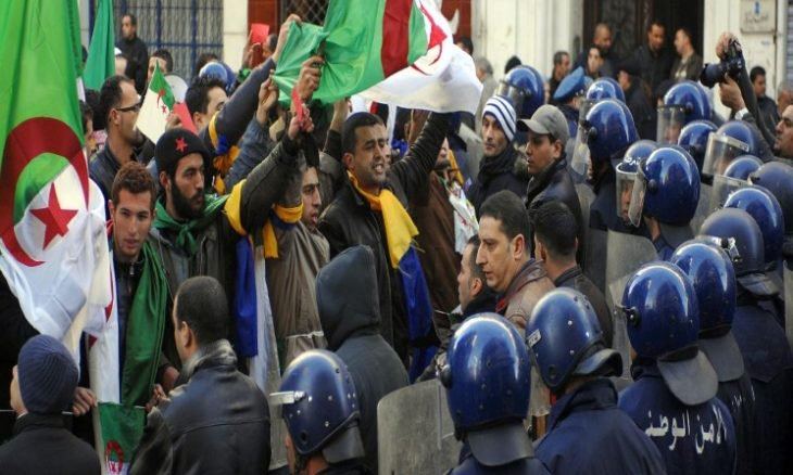 عاجل..مسيرات ضخمة بالجزائر تطالب بإسقاط النظام