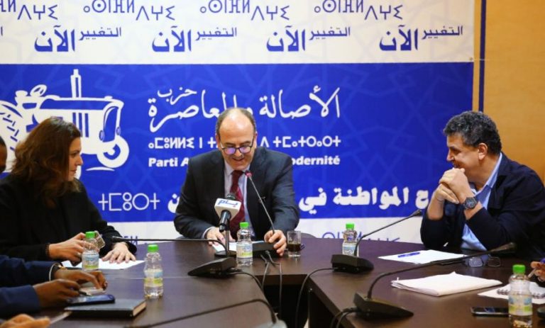حديث وهبي عن تسريح “المتعاقدين” وتعويضهم بأخرين يستنفر “البام”
