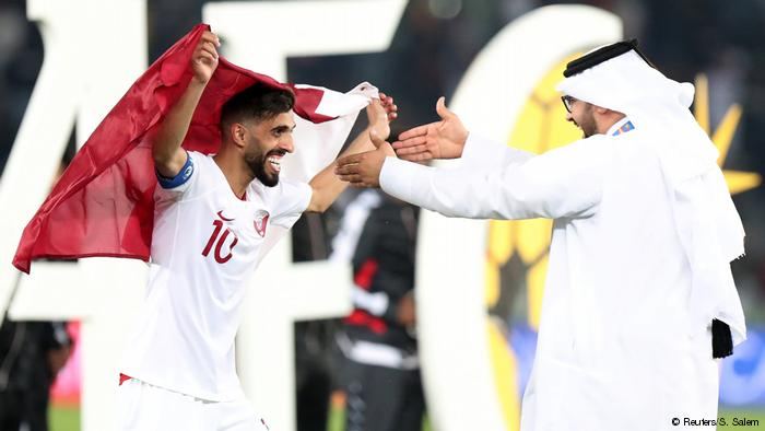 الإمارات تخرج عن صمتها بخصوص إعتقال بريطاني بسبب قميص منتخب قطر
