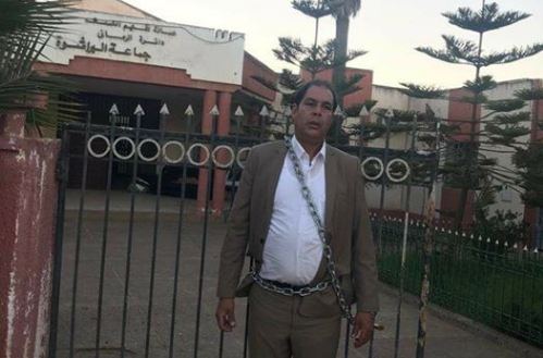 مسؤول إستقلالي يكبل نفسه بالسلاسل احتجاجا عل هدر المال العام