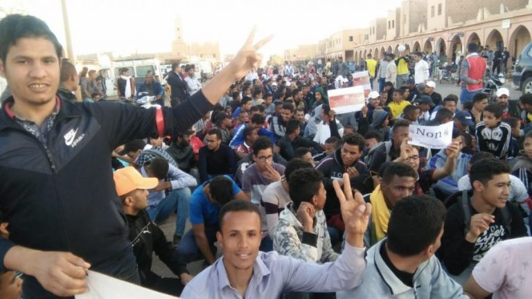 مسيرة حاشدة لتلاميذ تضامنا مع أساتذتهم المتعاقدين(صور)