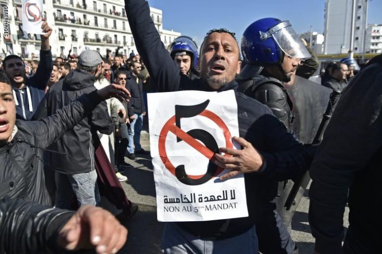 بنحمزة يكشف تأثير الإحتجاجات بالجزائر على المغرب