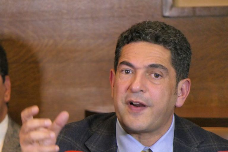 أمزازي لطلبة الطب: متكونوش متحجرين إذا بغيتو الحل (فيديو)