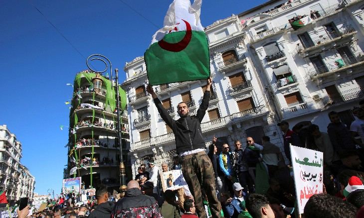القدس العربي: عائلة بوتفليقة تتفاوض على شروط خروجه من الحكم