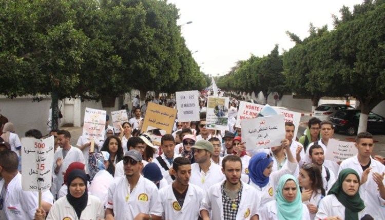 طلبة الطب ينقلون إحتجاجاتهم إلى وزارة الدكالي