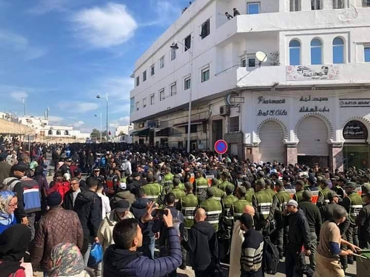 عاجل.. سلطات تطوان تعترض حافلة تقل المتعاقدين وتعتقلهم