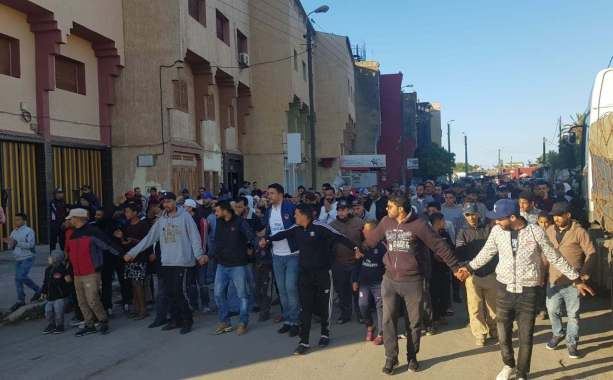 مداهمات ليلية لإعتقال نشطاء تُخرج مواطنين للاحتجاج