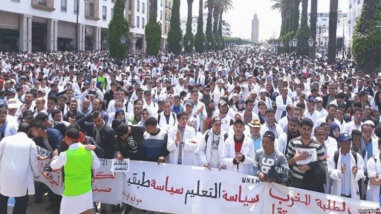 احتجاج عارم للنقابات ضد قانون التعليم أمام البرلمان