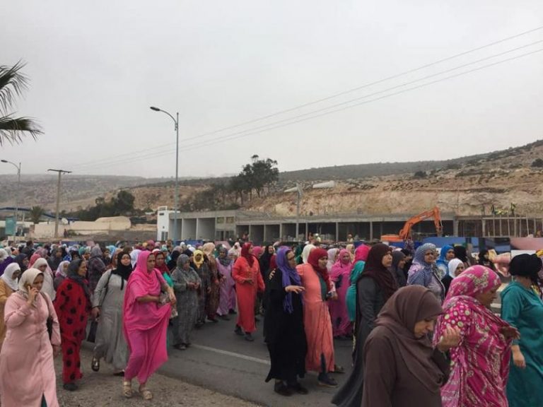 مسيرة احتجاجية نسائية حاشدة بسبب وفاة عاملتين في إنقلاب حافلة (فيديو)