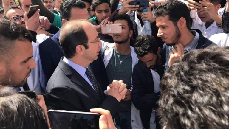 الأمن يتدخل لمنع وقفة طلبة الطب تزامنا مع زيارة الدكالي لطنجة (صور)