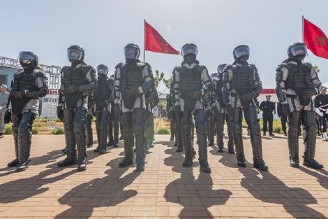 موظفو السجون بزي جديد (صور)