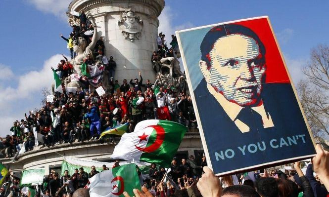 مظاهرات الجزائر: كيف انتقلت ظاهرة التيفو من ملاعب كرة القدم إلى الحراك الشعبي؟