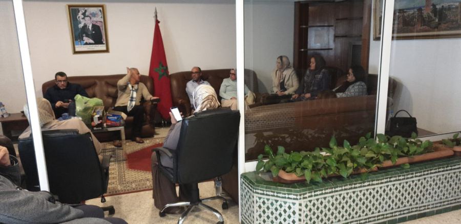 اعتصام أباء وأمهات طلبة كلية الطب داخل مقر وزارة الصمادي بسبب التهديد بسنة بيضاء (صور)