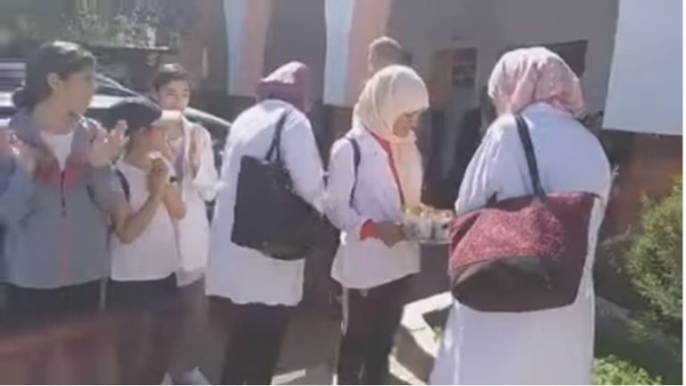 تلاميذ يستقبلون أساتذتهم المتعاقدين بالتمر والحليب (فيديو)