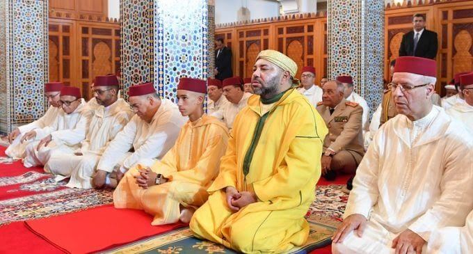الملك يؤدي صلاة عيد الفطر ويتقبل التهاني بالمناسبة السعيدة