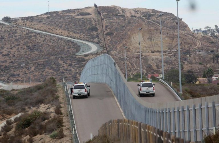 دعوات في إسبانيا لبناء جدار حول سبتة ومليلية..وإجبار المغرب على دفع ثمنه