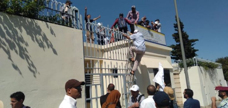 عاجل.. أطر إدارية تقتحم مديرية الموارد البشرية لوزارة التعليم بالرباط (فيديو)