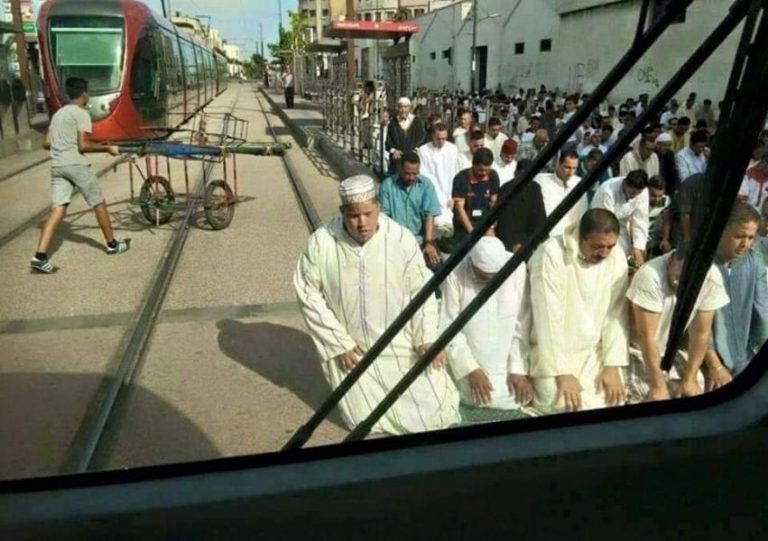 سجال واسع بسبب قطع مصلين طريق الطرامواي