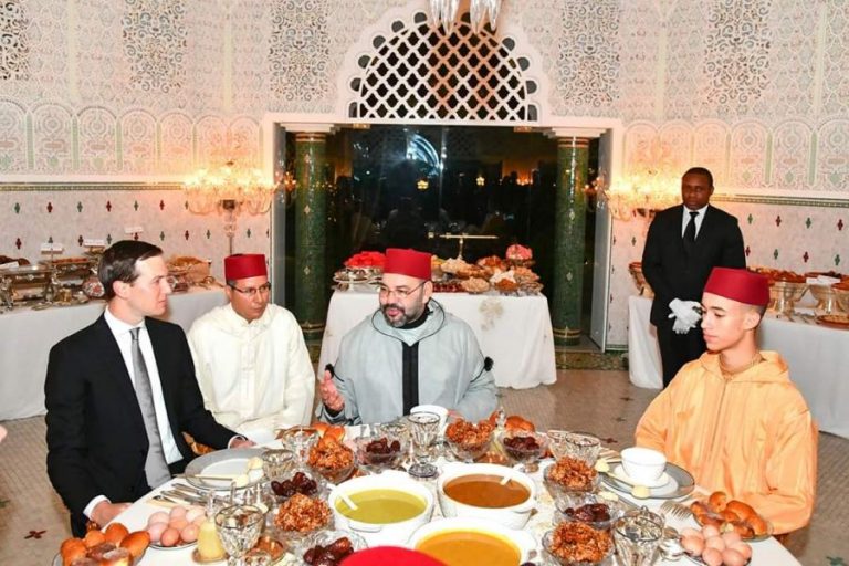 الملك يقيم مأدبة إفطار على شرف صهر ترامب
