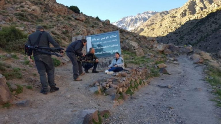 والدة ضحية جريمة شمهروش تمضي ليلة بمكان ذبح إبنتها (صور)