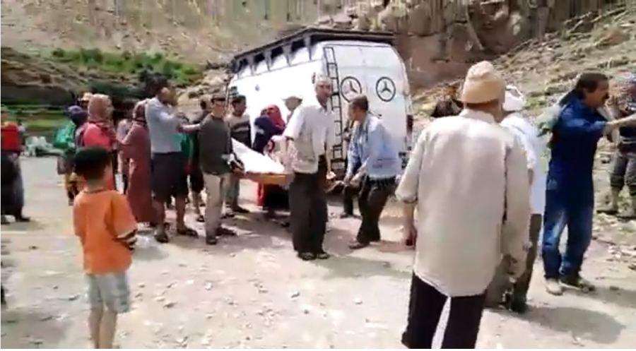 نقل عجوز مريض على لوح خشبي لمسافة طويلة يثير غضب النشطاء(فيديو)