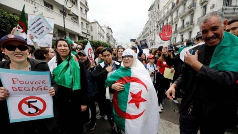 علماء الجزائر يقدمون مبادرة لحل الأزمة