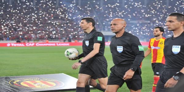 الكاف يعين حكم مباراة إياب الترجي والوداد