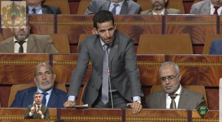برلماني بـ”البيجيدي” لأخنوش: ماتبقاش تتخبى مورا الملك