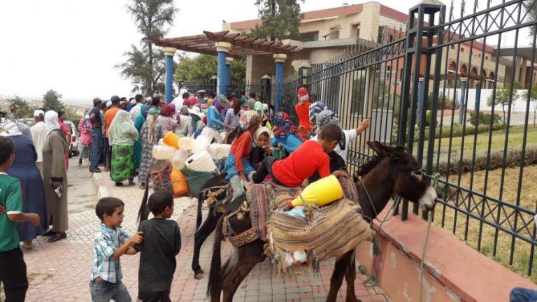 مع ارتفاع درجة الحرارة.. مواطنون يخرجون في مسيرة ضد العطش
