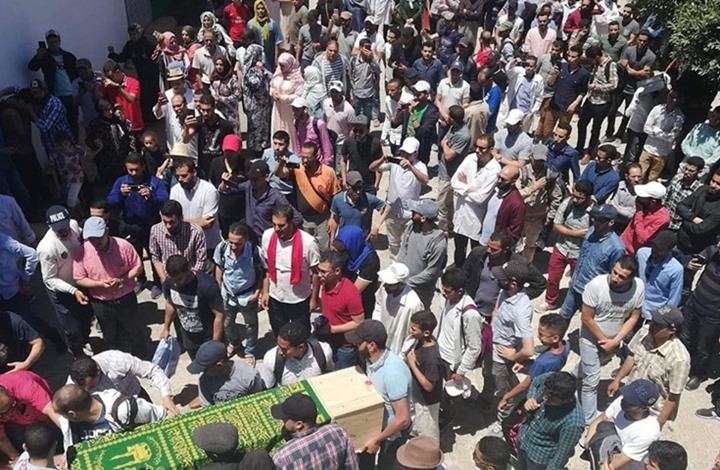 في جنازة مهيبة .. “المتعاقدون” يشيعون جثمان “شهيد القضية” (فيديو وصور)