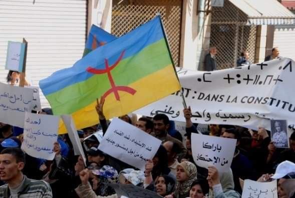 بسبب “نقود تيفيناغ” .. نشطاء يحتجون ضد “البيجيدي”