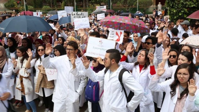منظمة عالمية تدخل على خط قضية الطلبة الأطباء