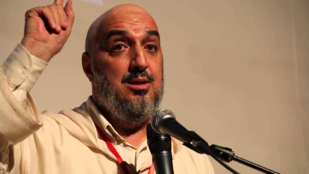 المقرئ أبو زيد يصف عالم الفيزياء هوكينغ بالحمار وأنه أذكى منه