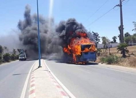 حريق مهول يأتي على حافلة لنقل المدينة بالبيضاء ويحولها إلى رماد